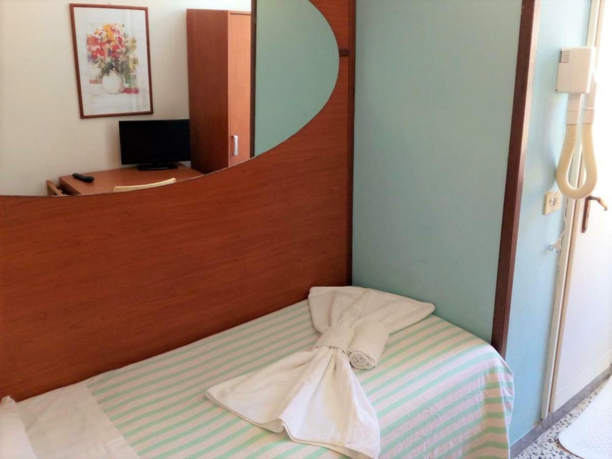 Hotel Edy Rimini Bagian luar foto